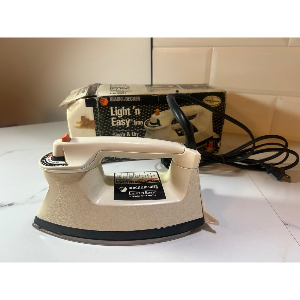 Black & Decker Light 'n Easy Steam & Dry Iron Vintage F383WH White 27 Vents Box